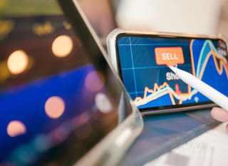 Trader zkoumající možnosti na Bitcoin, Ethereum a forexových trzích